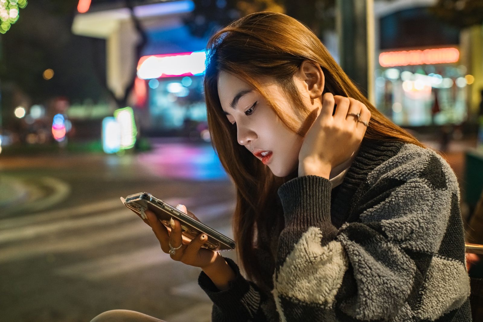 カウンセラー 公式LINE 活用をテーマにした女性のイメージ写真