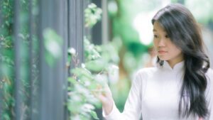 顔タイプを自分で見分ける女性のイメージ（アイキャッチ）