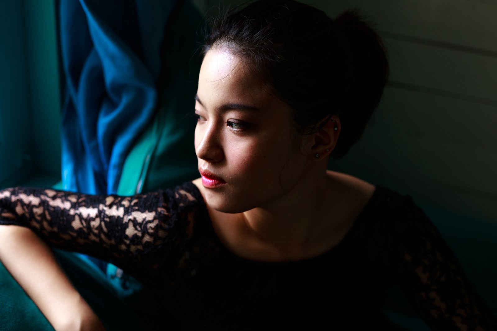 カウンセリング 親 罪悪感について考える女性の様子