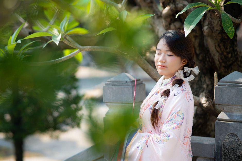 力を抜いて過ごす女性