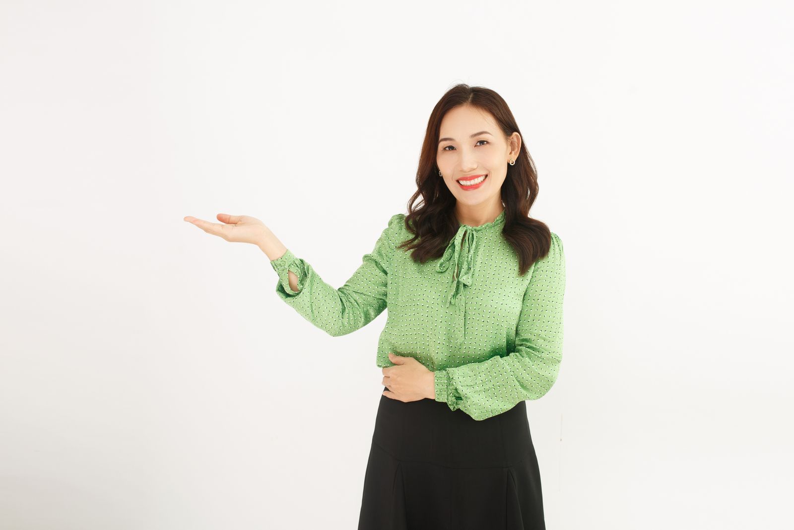 コーチング 無料相談 成約について考える女性の様子