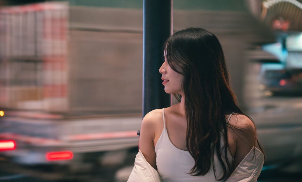 友達 距離を置きたい 疲れたに悩む女性のイメージ