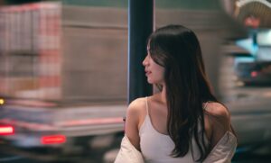 友達 距離を置きたい 疲れたに悩む女性のイメージ