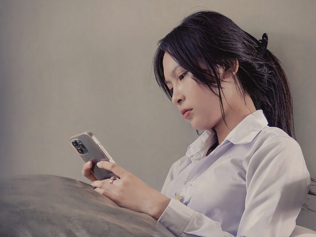 カウンセリング 家族に言えないに悩む女性のイメージ