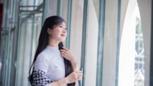 決められず迷う女性のイメージ（アイキャッチ）