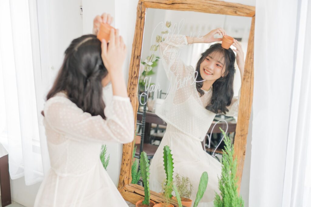 前髪 うねる 直し方 朝に悩む女性のイメージ