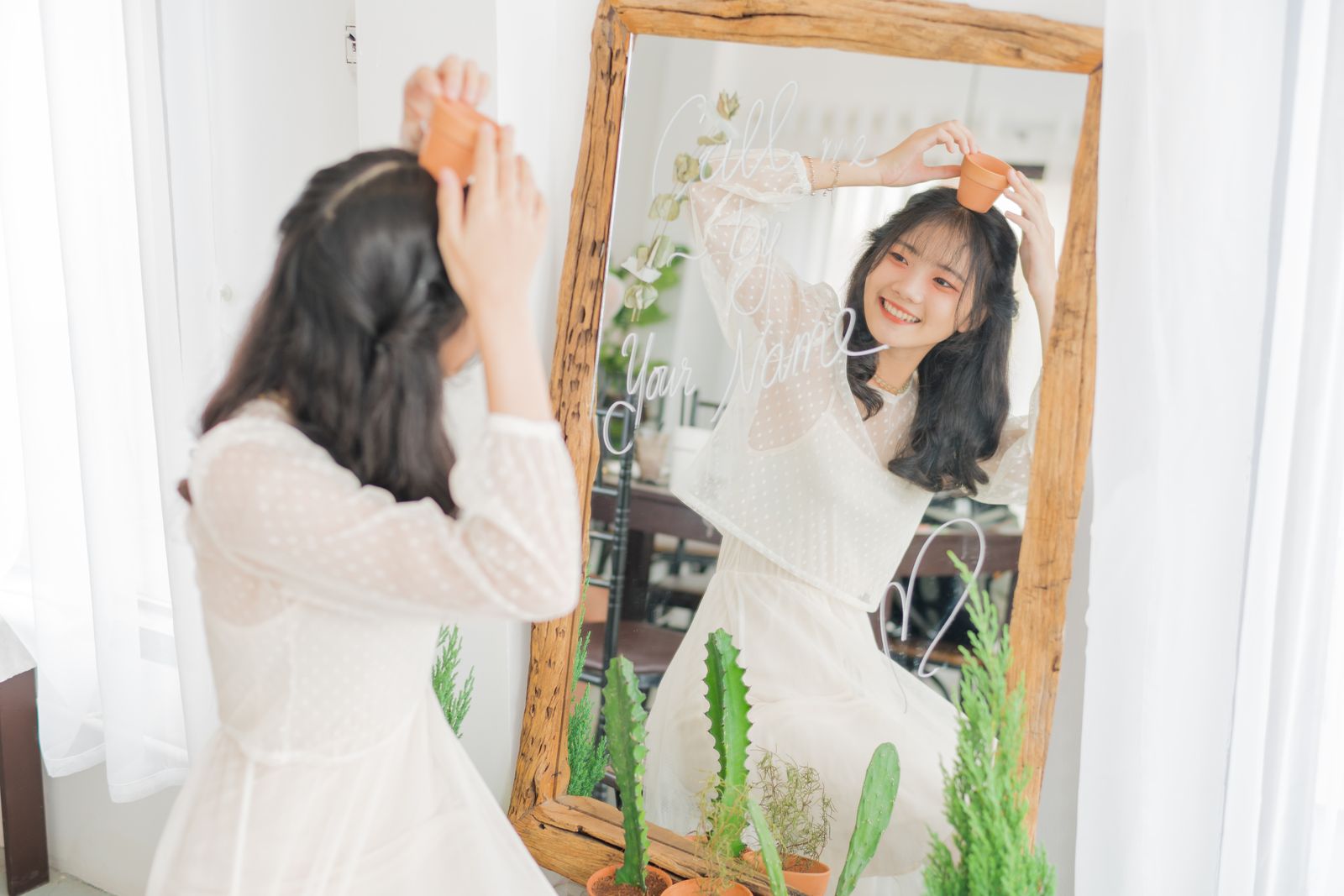 前髪 うねる 直し方 朝に悩む女性のイメージ
