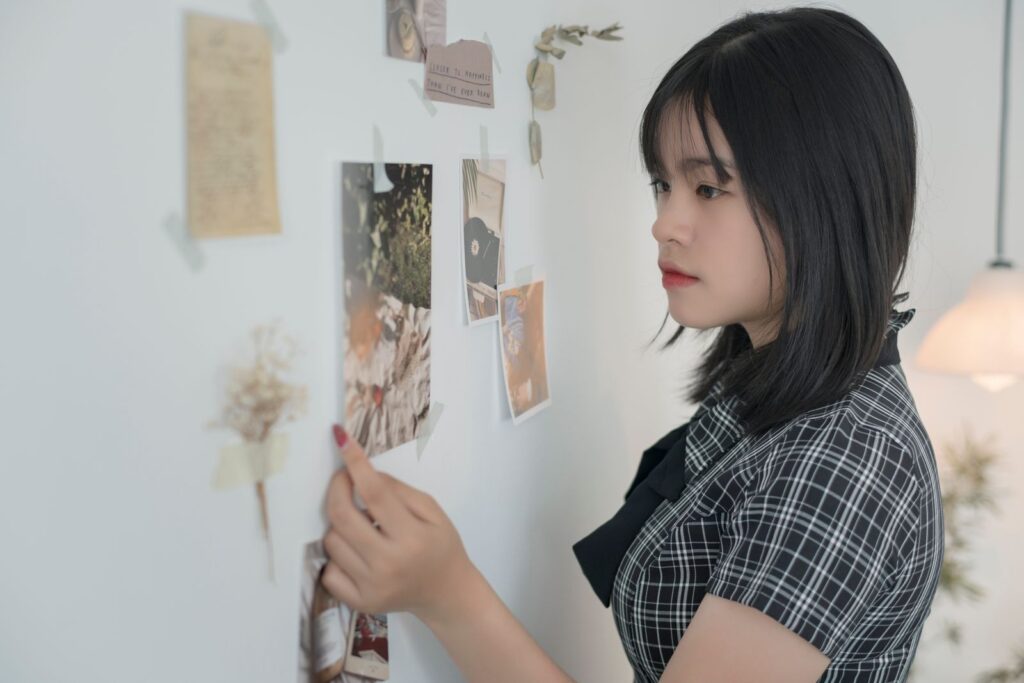 手持ち服 着回し 組み合わせ 少ないに悩む女性のイメージ