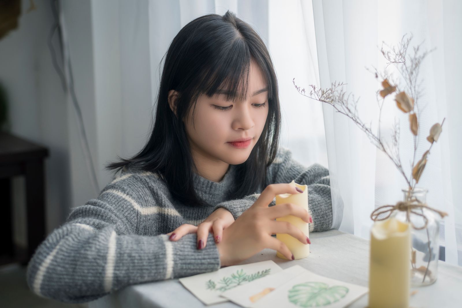 自己嫌悪 抜け出せない 対処について考える女性の様子