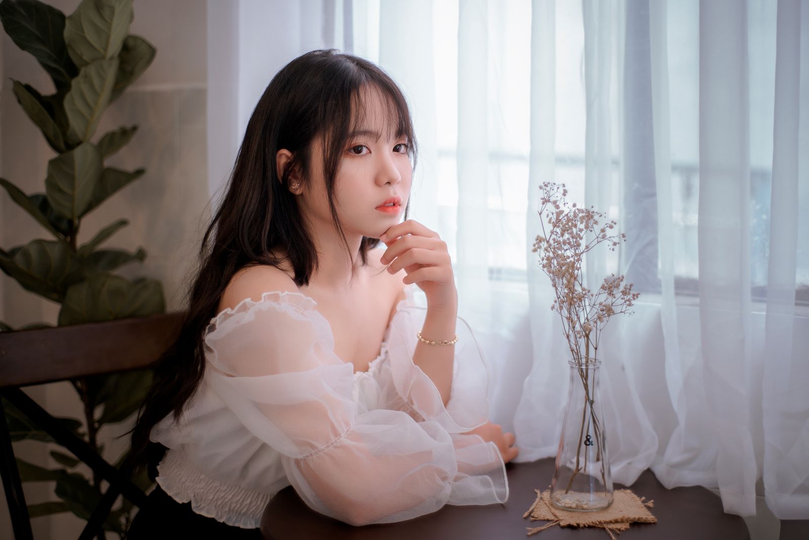 占い師 当たらない 言われたをテーマにした女性のイメージ写真