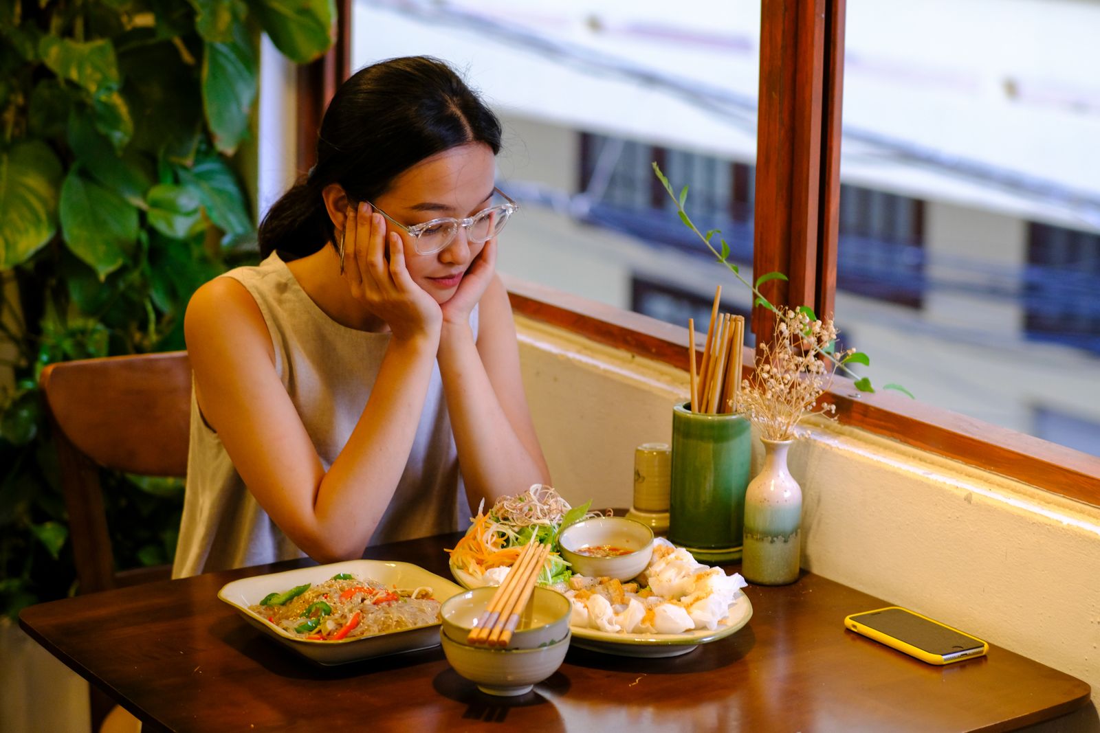 占い師 メニュー 種類について考える女性の様子