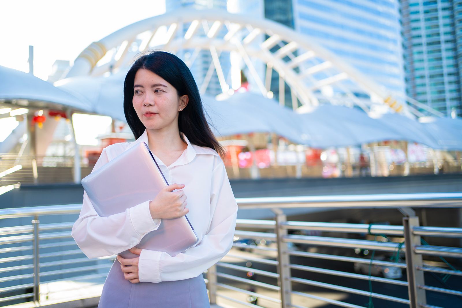 転職エージェント 使い方 初めてについて考える女性の様子