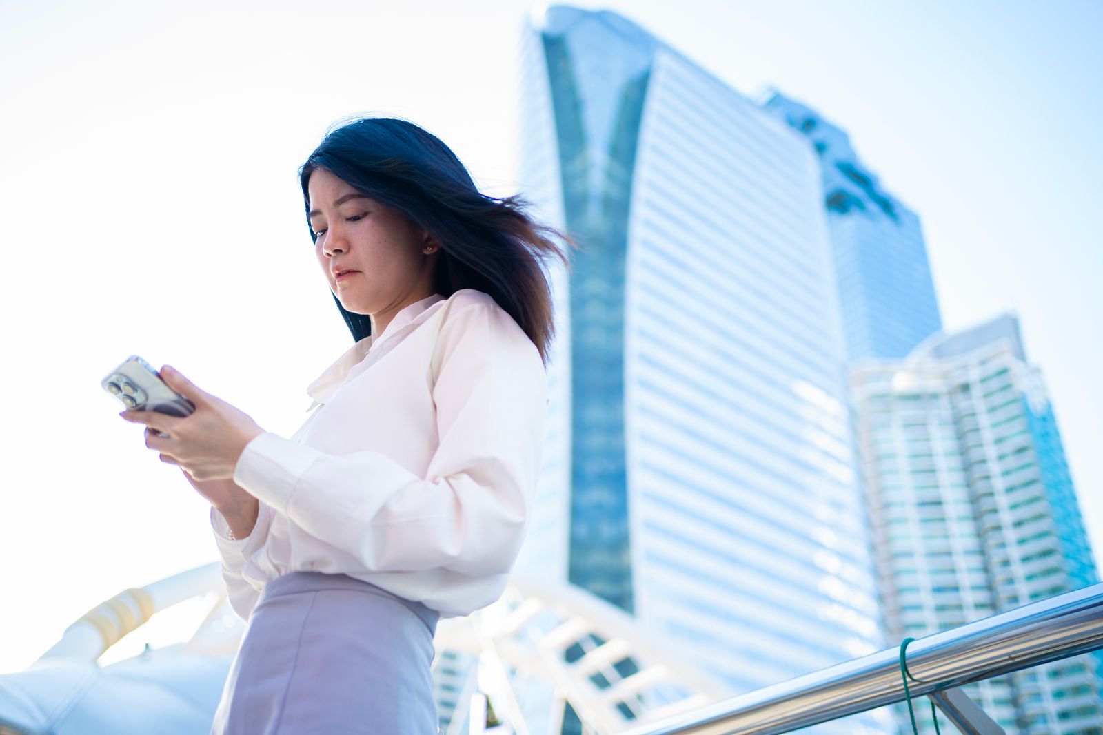 占い 鑑定 申し込みに悩む女性のイメージ
