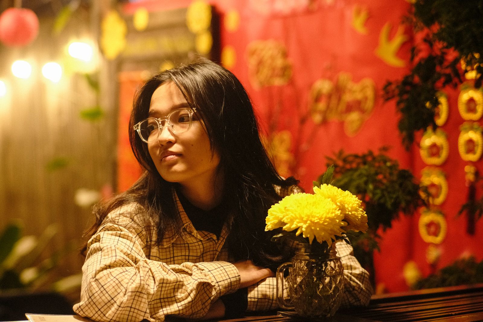 占い師 当たらない 言われたについて考える女性の様子