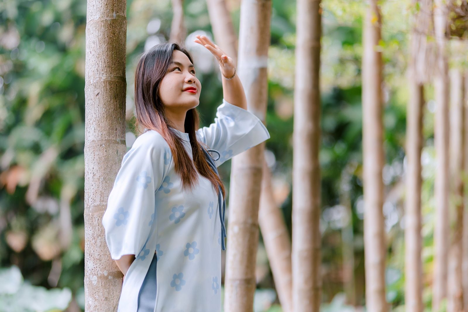 手持ち服 着回し 組み合わせ 少ないについて考える女性の様子