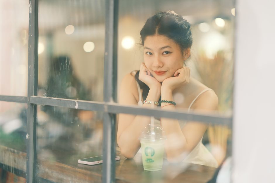 保湿ケアをする女性