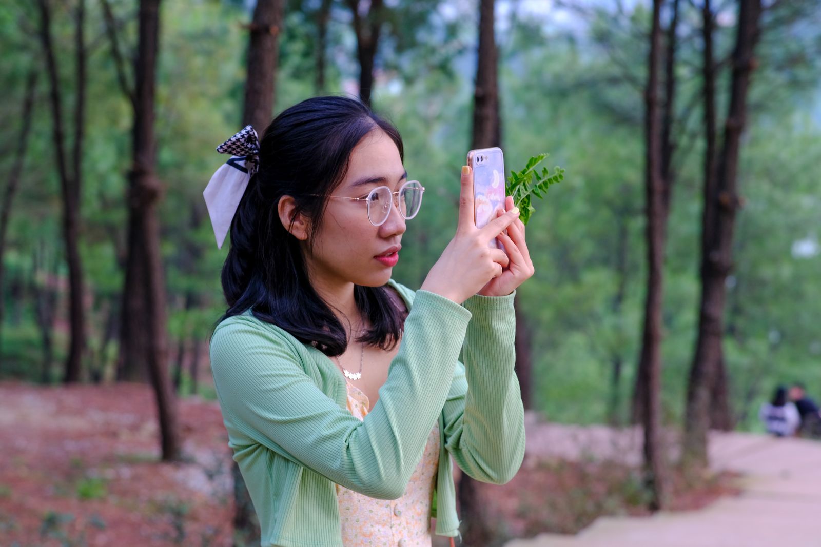 占い師 口コミ 増やすに悩む女性のイメージ