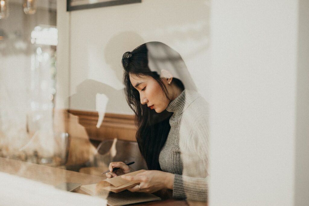 カウンセリング 効果 いつからに悩む女性のイメージ
