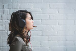 つらさの相談先を探す女性のイメージ（アイキャッチ）