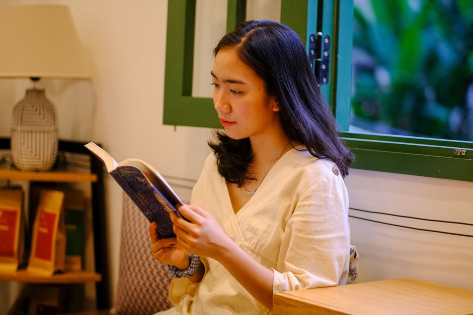 おうち時間を楽しむ女性