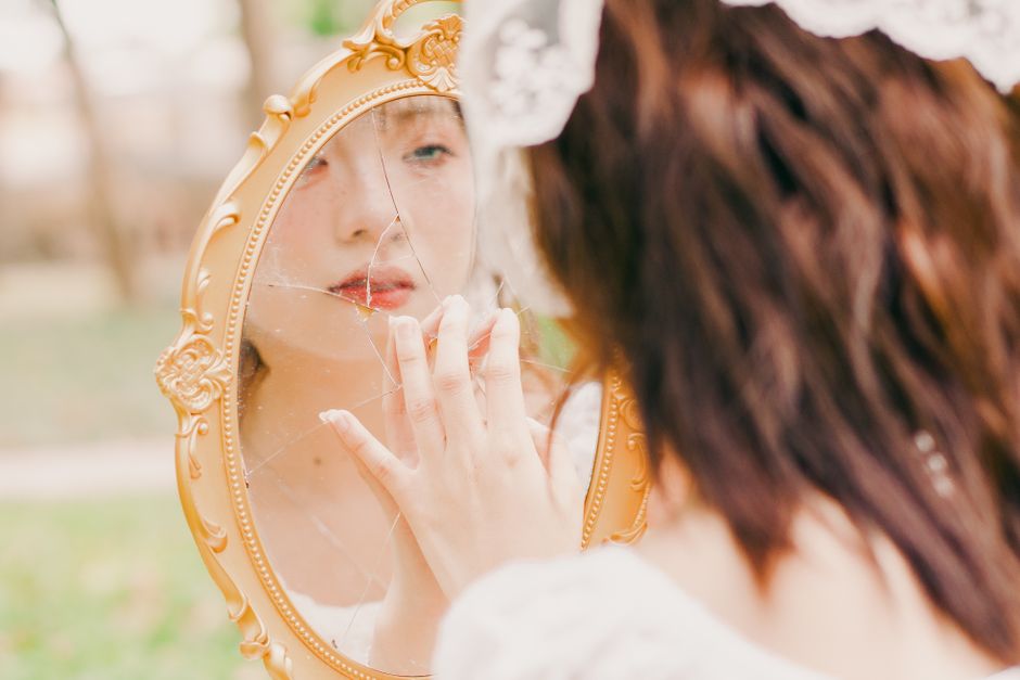 鏡で体のラインを確認する様子