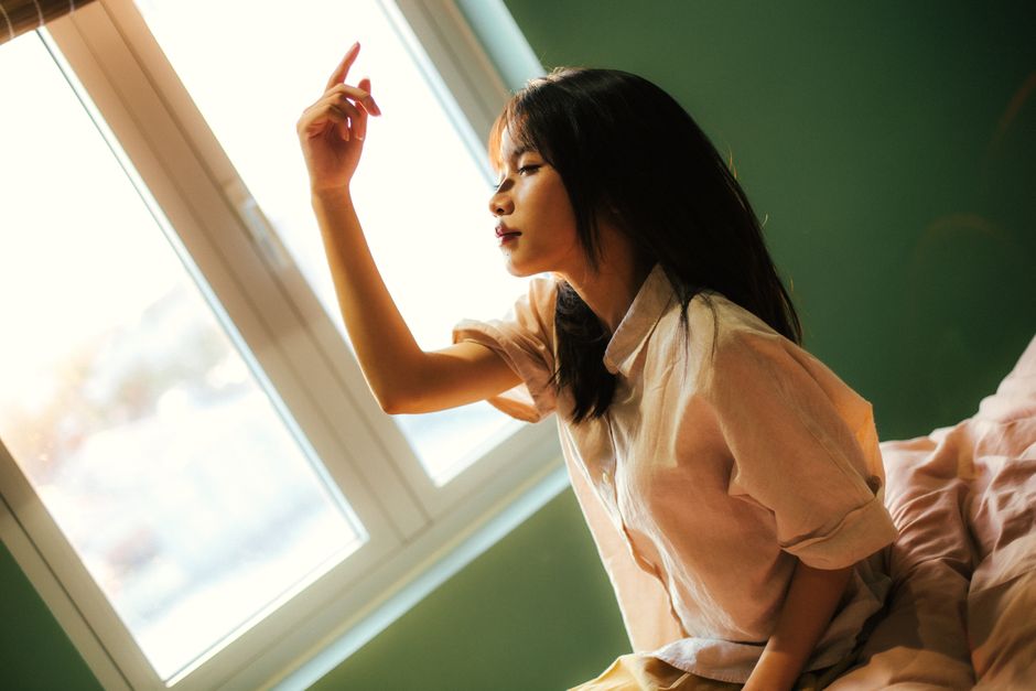 すっきり片づいた空間で過ごす女性