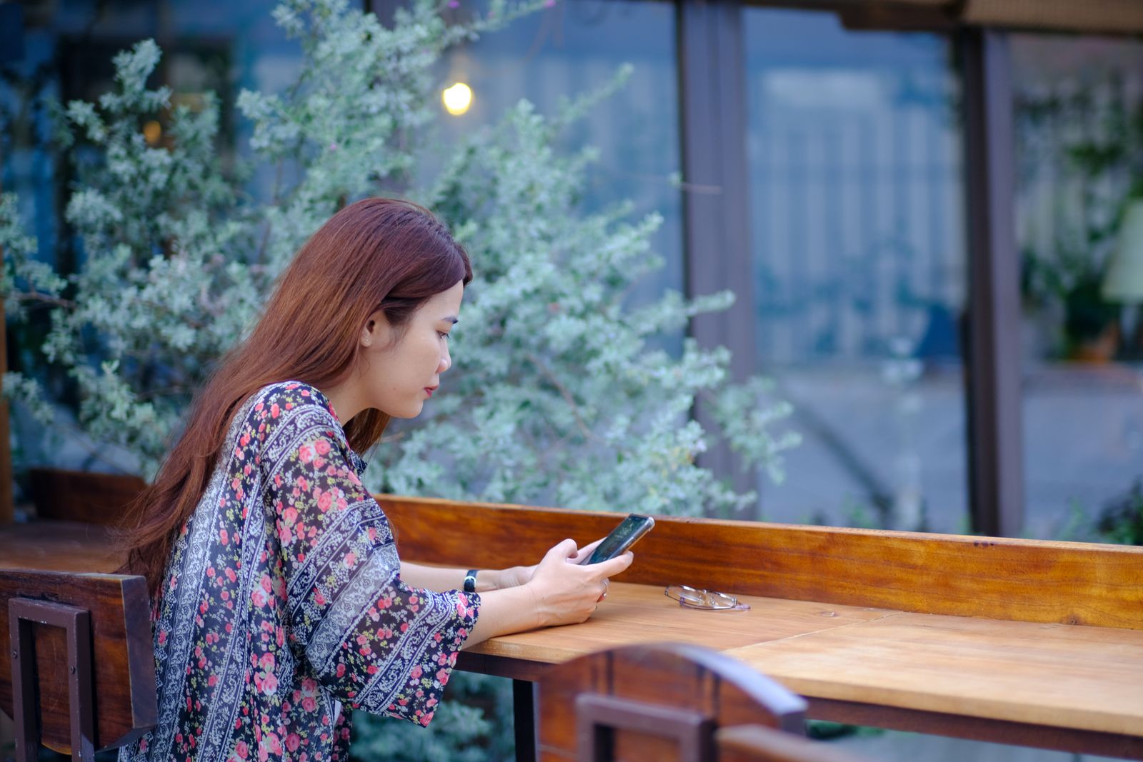 占い師 口コミ 増やすをテーマにした女性のイメージ写真