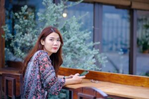 友達 マウント 疲れる 対処に悩む女性のイメージ