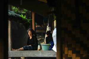 洗濯 溜まる 回し方 ルールに悩む女性のイメージ