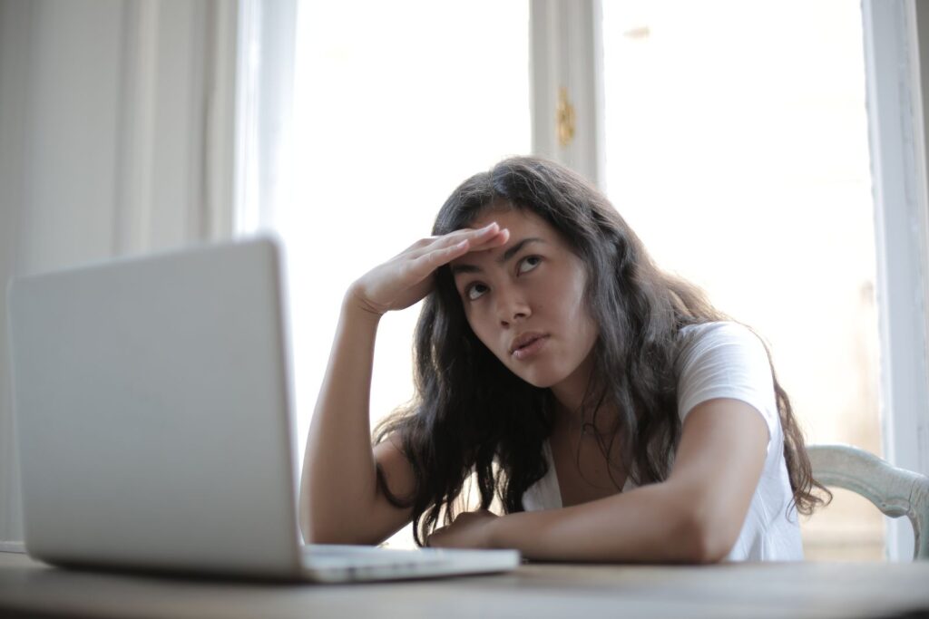 カウンセリング 申し込み されないに悩む女性のイメージ