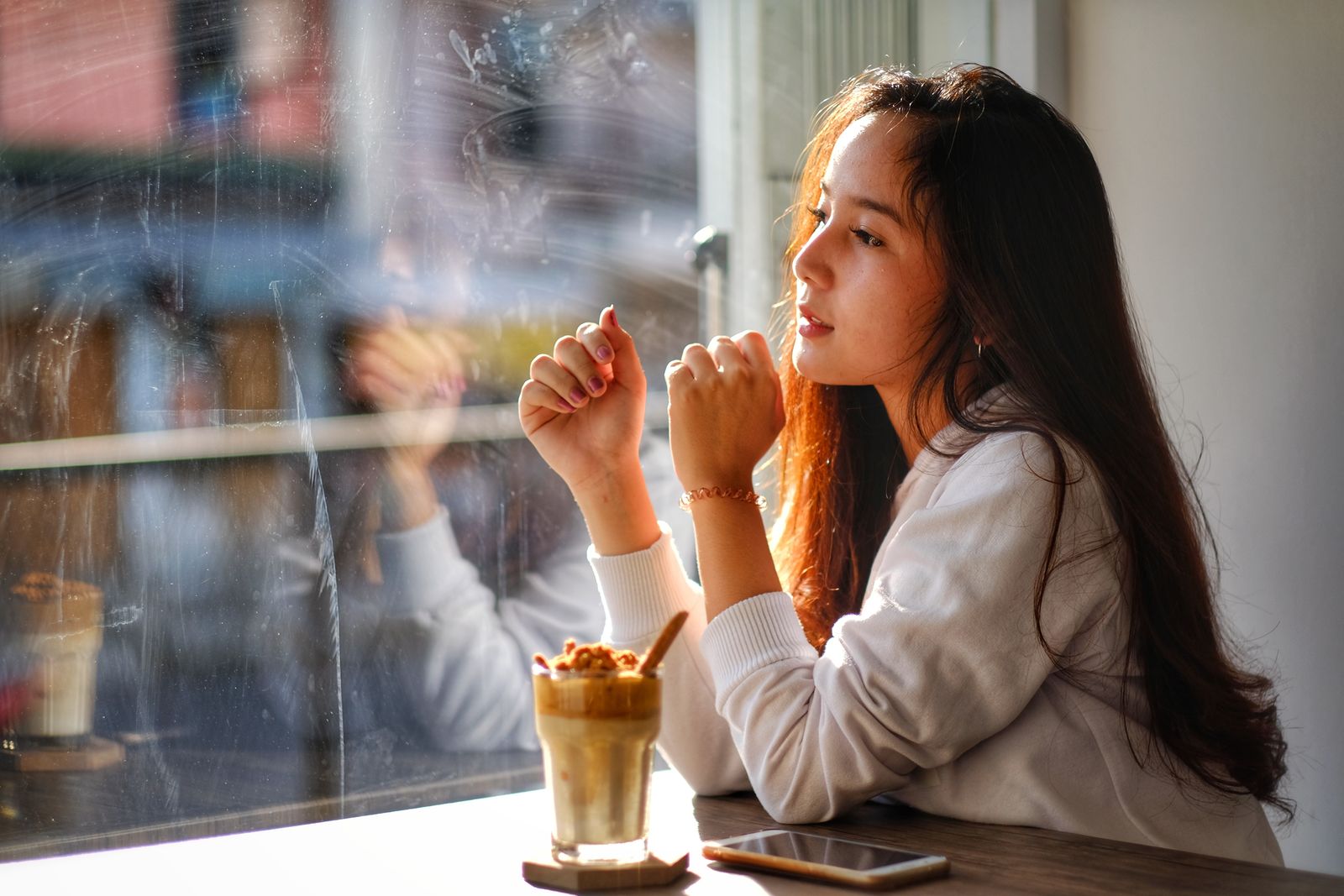 コーチ 比較 落ち込むをテーマにした女性のイメージ写真