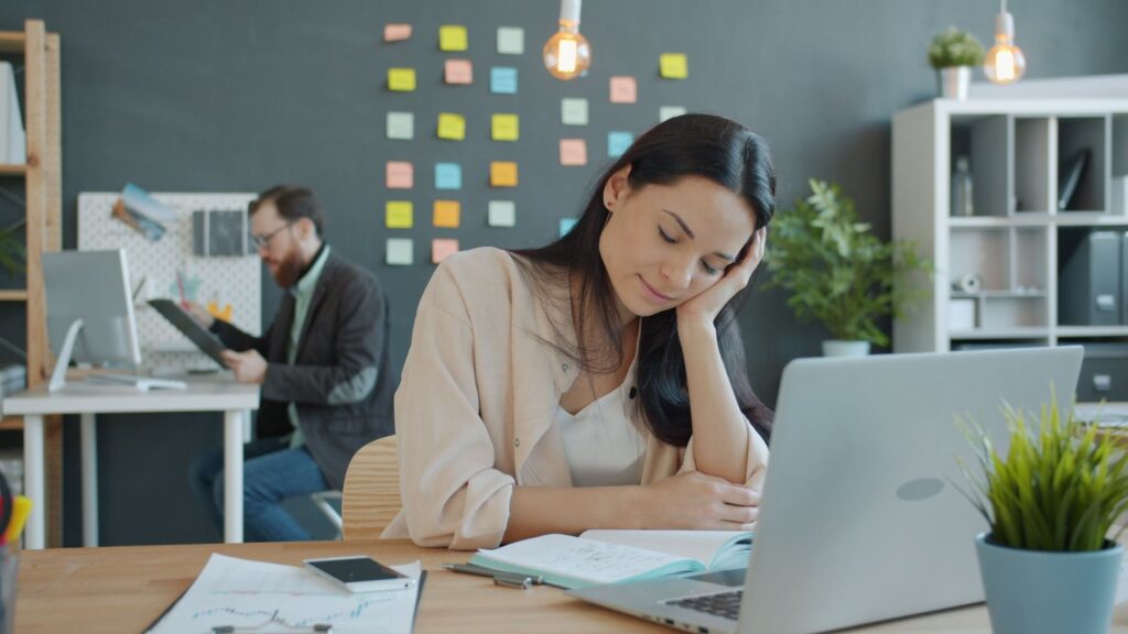 気持ちを言葉にできないに悩む女性のイメージ