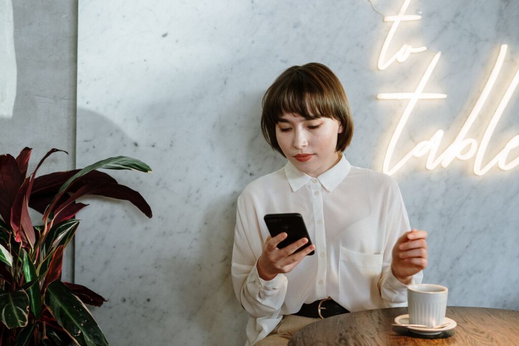 占い師 SNS 集客 続かないに悩む女性のイメージ