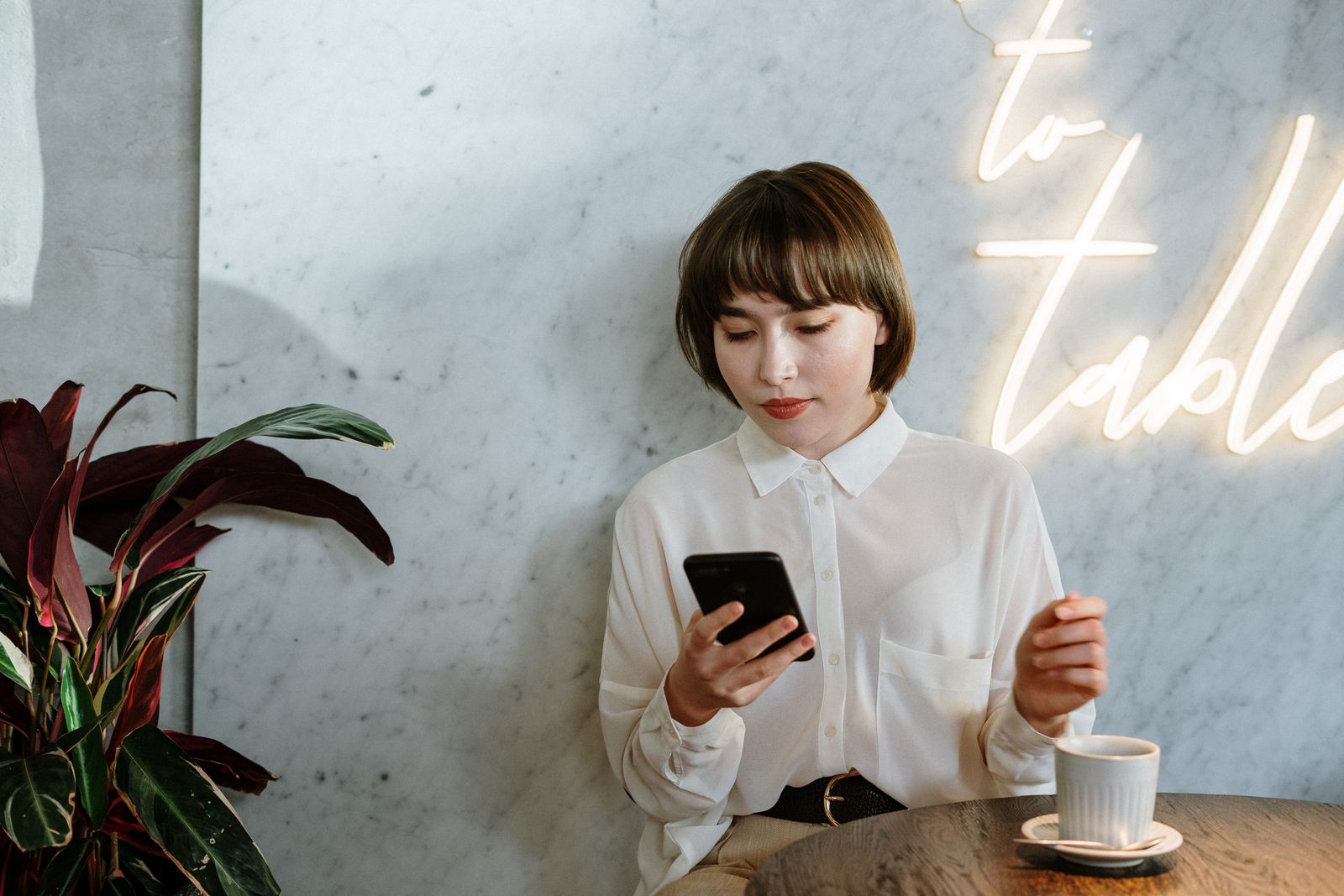 占い師 SNS 集客 続かないに悩む女性のイメージ