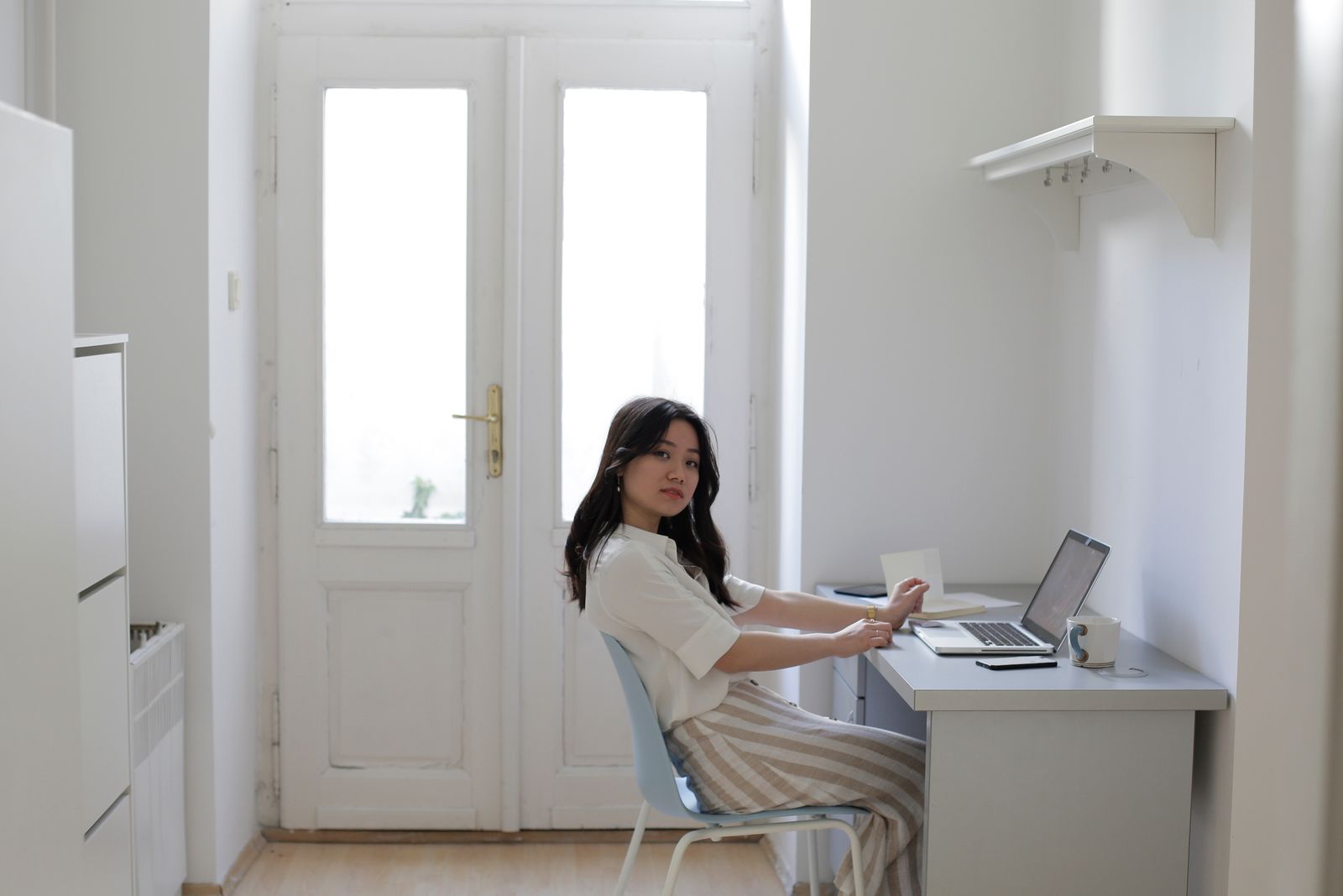 優先順位 つけられない 仕事に悩む女性のイメージ