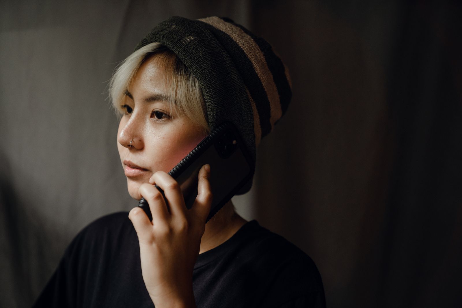 占い師 口コミ 増やすについて考える女性の様子