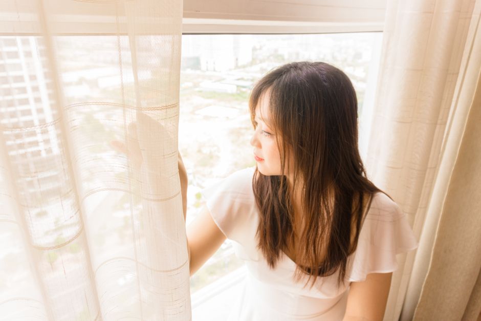 気持ちを書き出す女性