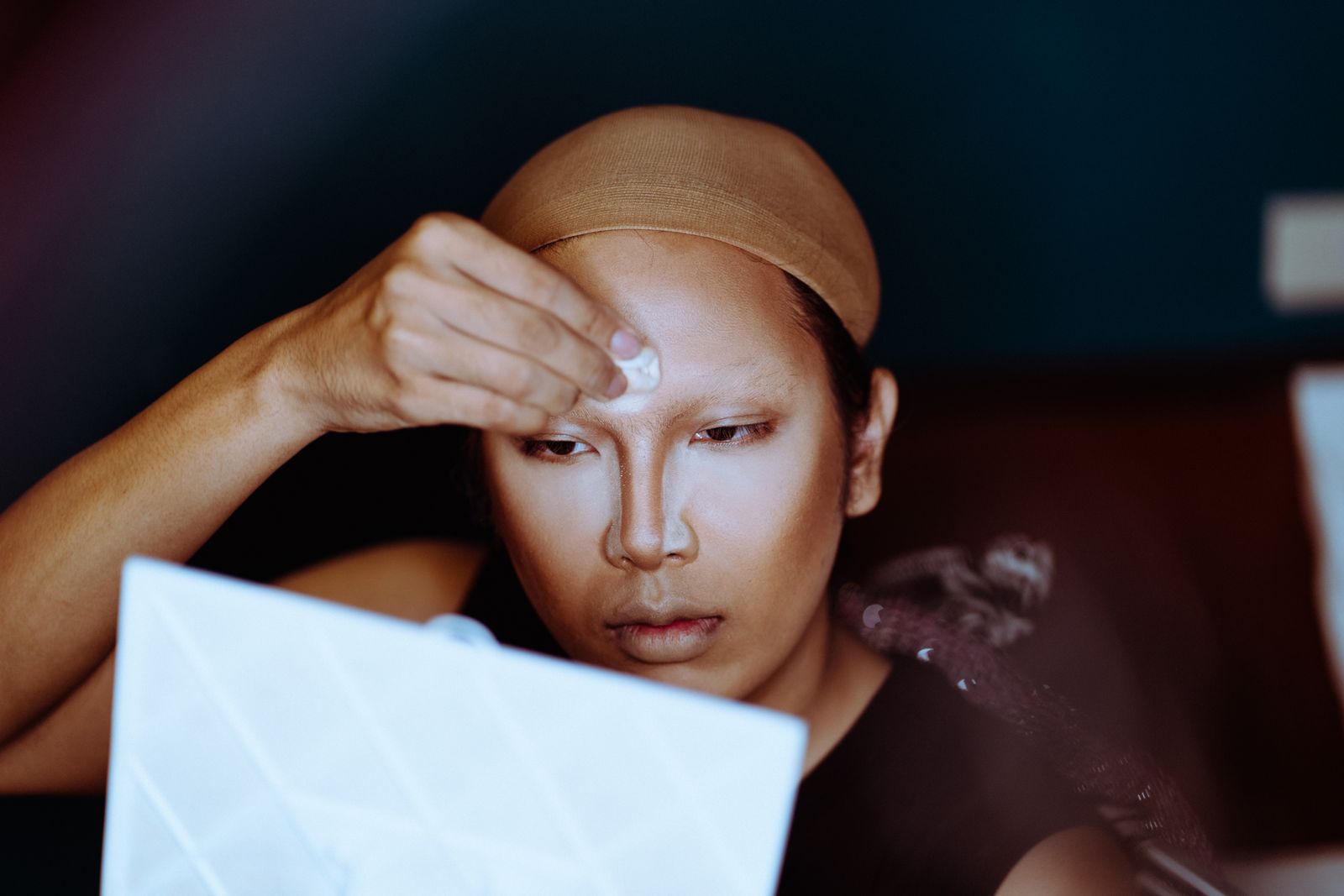 眉毛 整え方 初心者 女性に悩む女性のイメージ