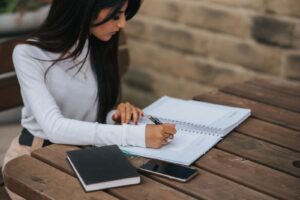 サロン 予約 埋まらない 曜日について考える女性の様子
