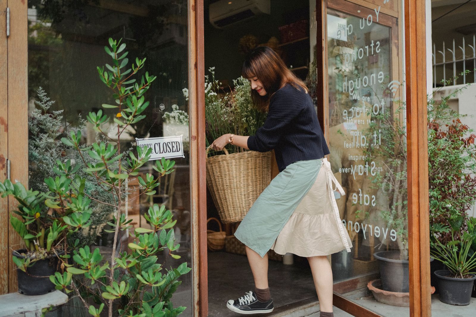 服 捨てられない 判断基準について考える女性の様子