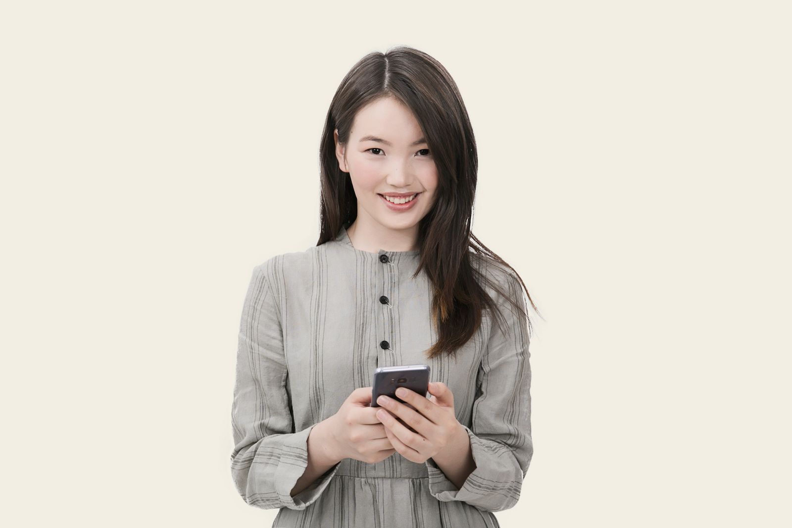 無料 相談窓口 使い方について考える女性の様子