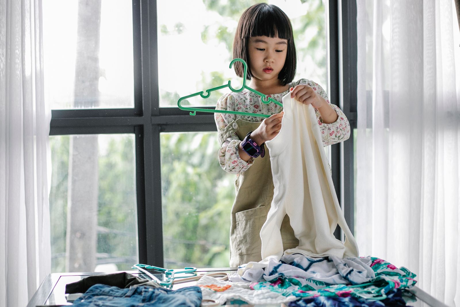 手持ち服 着回し 組み合わせ 少ないを象徴するやさしい情景