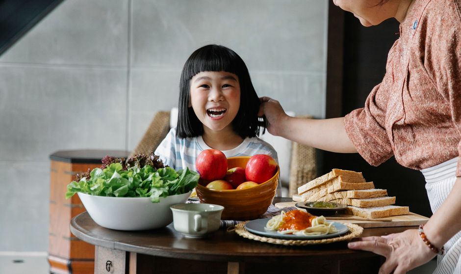 カット野菜で時短調理する手元