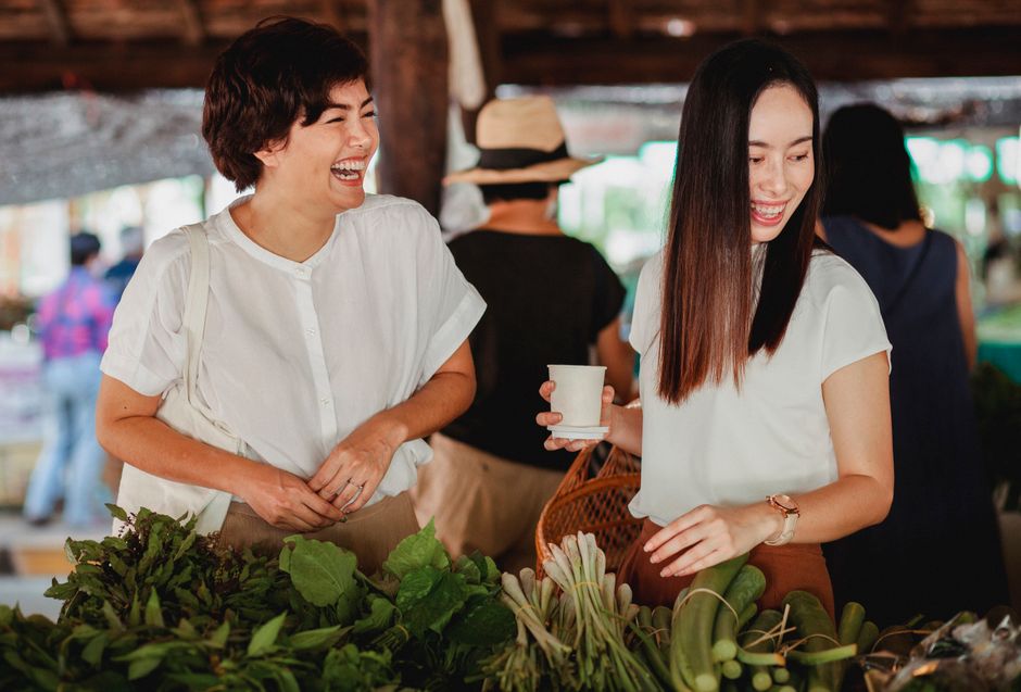 母と向き合って話す場面