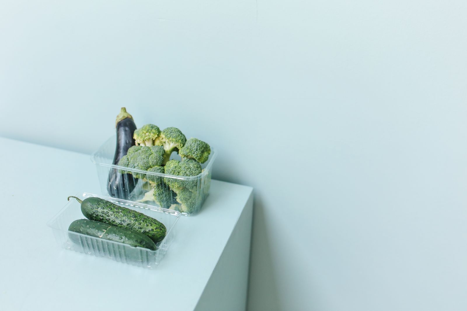 残り野菜を汁物にまとめる様子