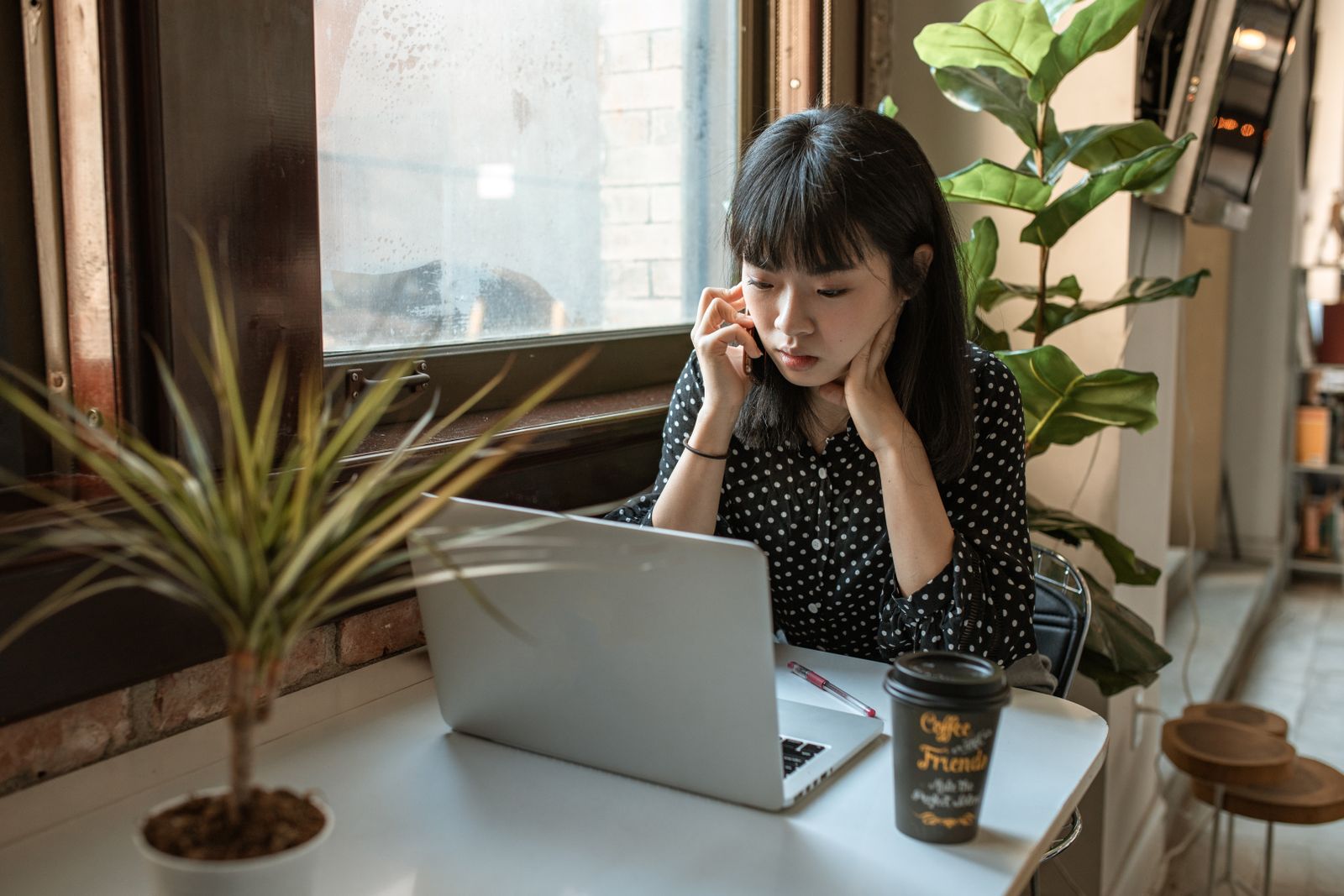 セラピスト 次回予約に悩む女性のイメージ