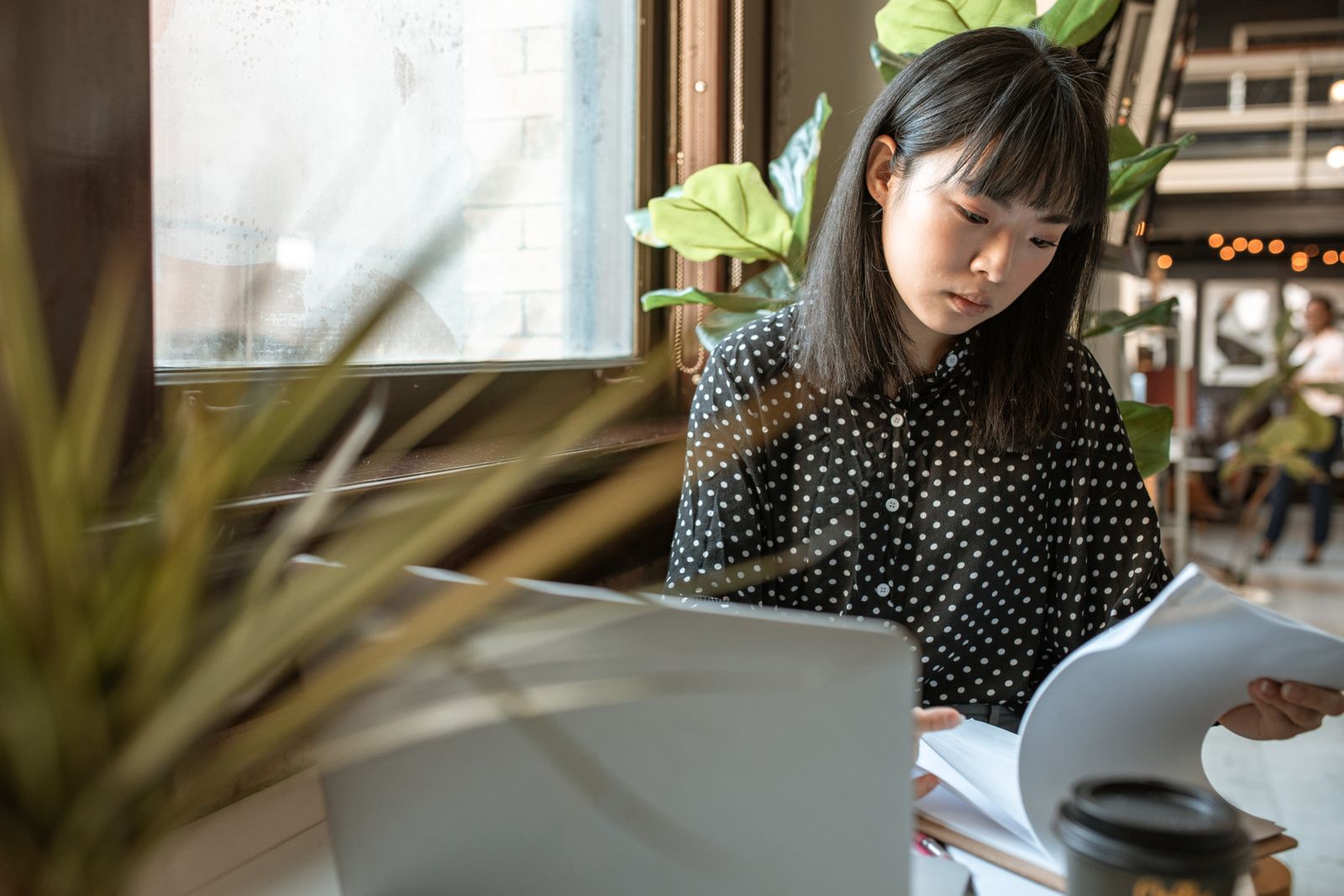 コーチ ホームページ 必要をテーマにした女性のイメージ写真