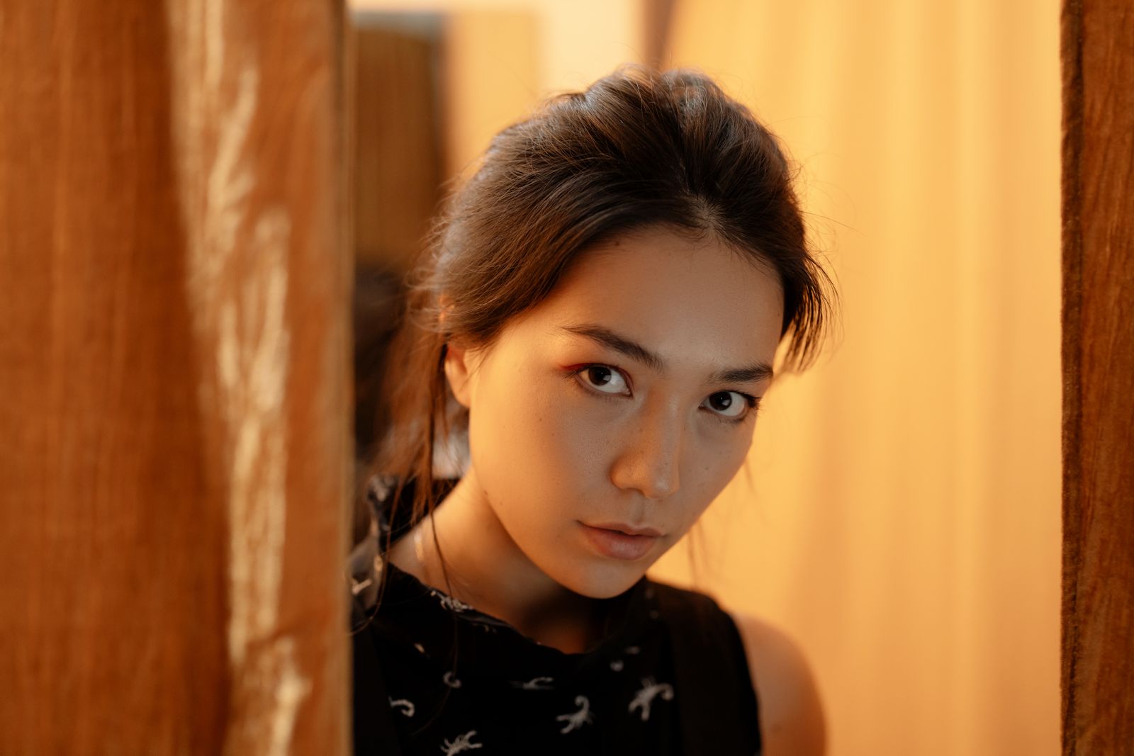 眉毛 整え方 初心者 女性について考える女性の様子