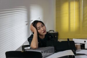 彼氏への依存をやめたい女性のイメージ（アイキャッチ）