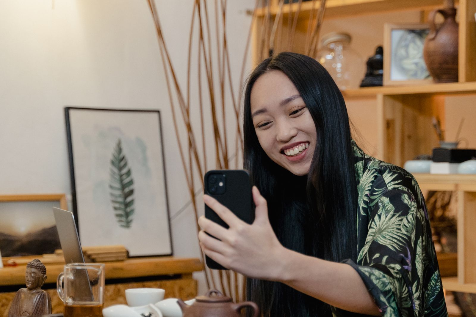 占い師 口コミ 増やすと向き合う穏やかなシーン
